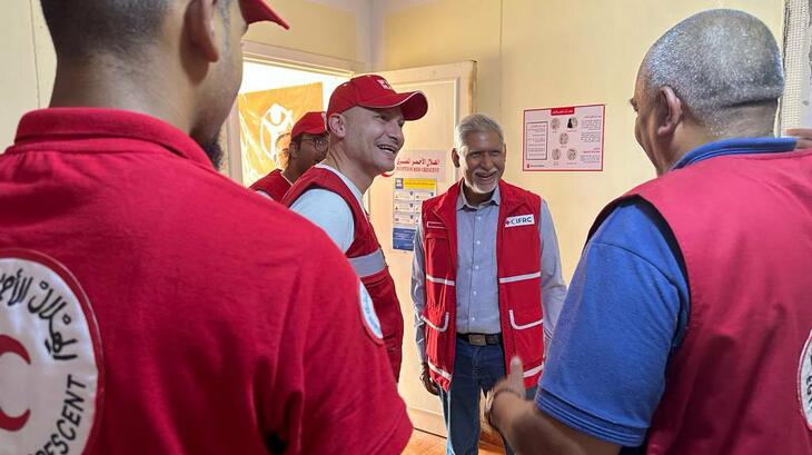 IFRC Secretary General Jagan Chapagain visits a Humanitarian Service Point in Aswan, Egypt where the Egypt Red Crescent Society is offering psychosocial care, medical aid & water to people on the move.