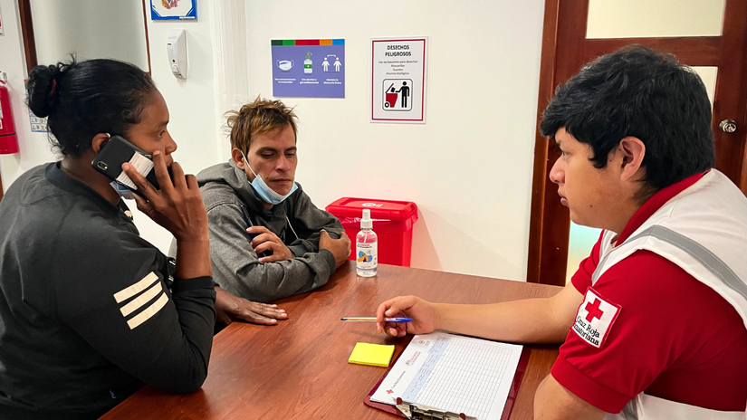 Cristia y Winston consiguen llamar a sus familiares con el apoyo de la Cruz Roja Ecuatoriana.